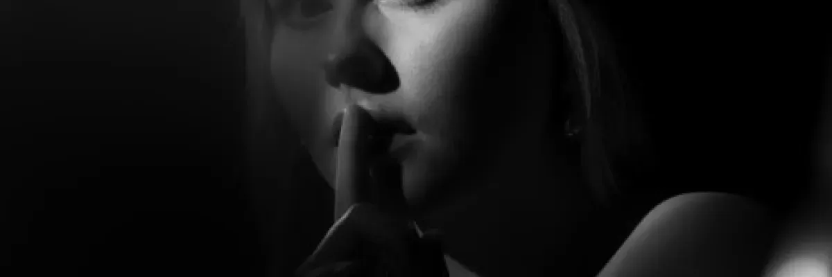 Regi ft Maxine - Horen, zien en zwijgen