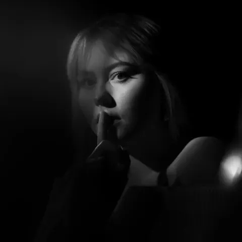 Regi ft Maxine - Horen, zien en zwijgen